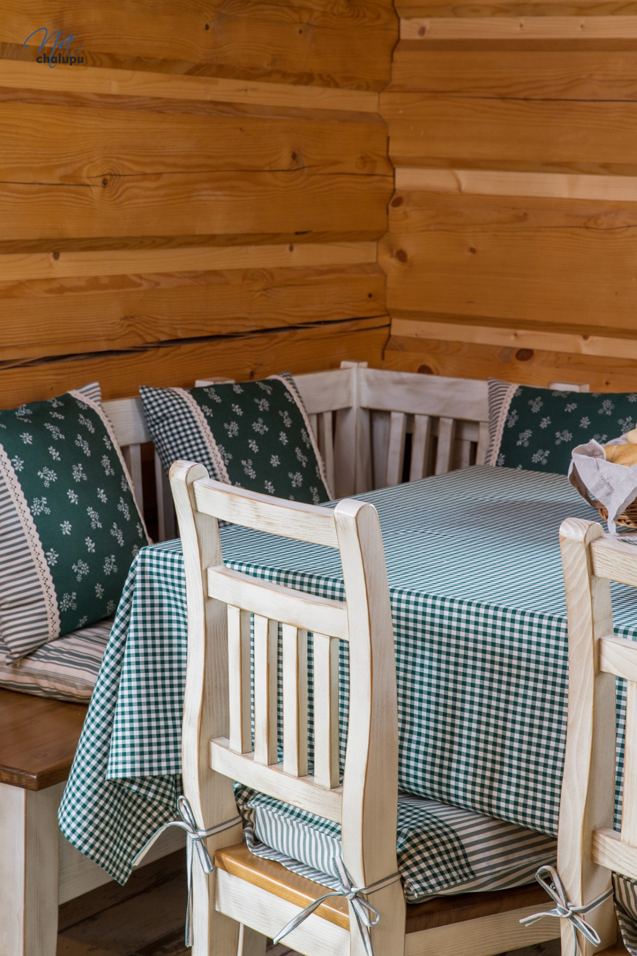 Tmavě zelený ubrus kostky