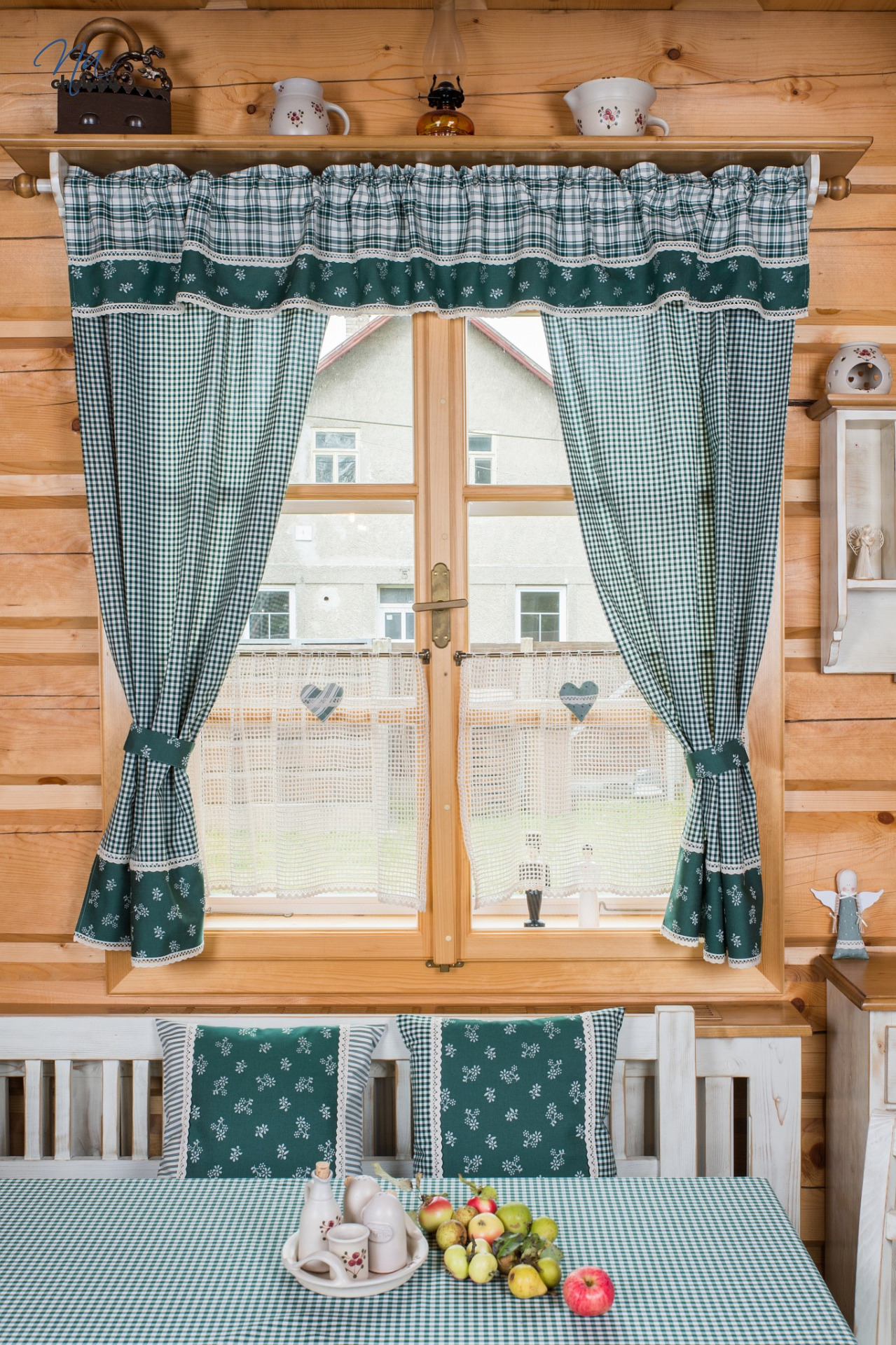 Zelené závěsy na chalupu